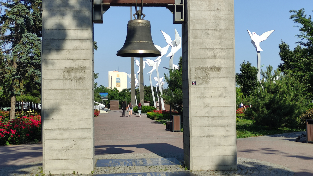 Колокол Свободы. Внизу плиты со словом Свобода на разных языках. Фото - авторское право #di_vito