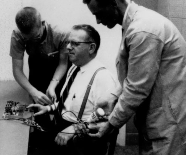 «Ученика» - актёра подключают к электродам 