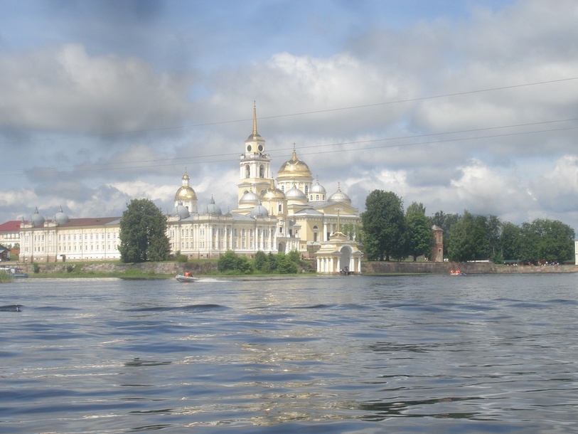 Недалеко от Осташкова находится монастырь Нило-Столбенская пустынь