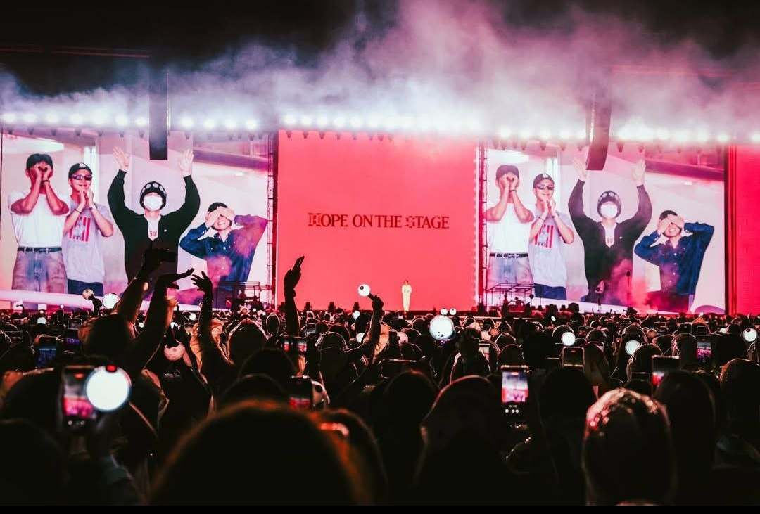 На концерте J-Hope были все семь !