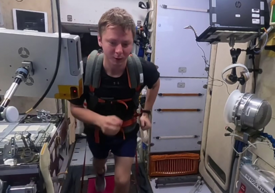 Кирилл Песков занимается на беговой дорожке в СМ «Звезда». Фото: Роскосмос