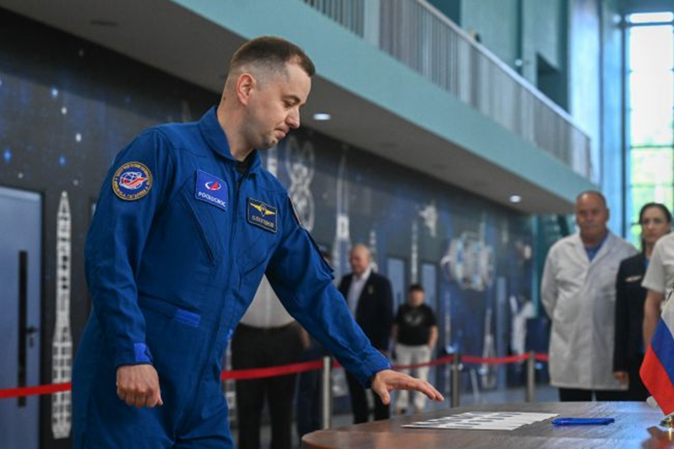 Олег Платонов вытаскивает экзаменационный билет. Фото: ЦПК