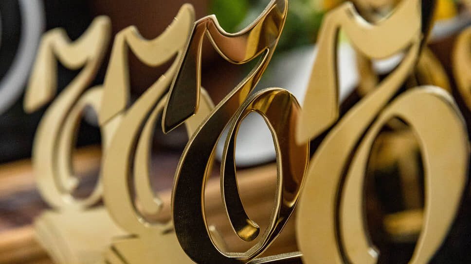 Церемония вручения премии "Твердые знаки 2025", организованной на основе исследования ИД "Коммерсантъ-Урал", в администрации Екатеринбурга. Призовые статуэтки .📷Фото: Марина Молдавская / Коммерсантъ