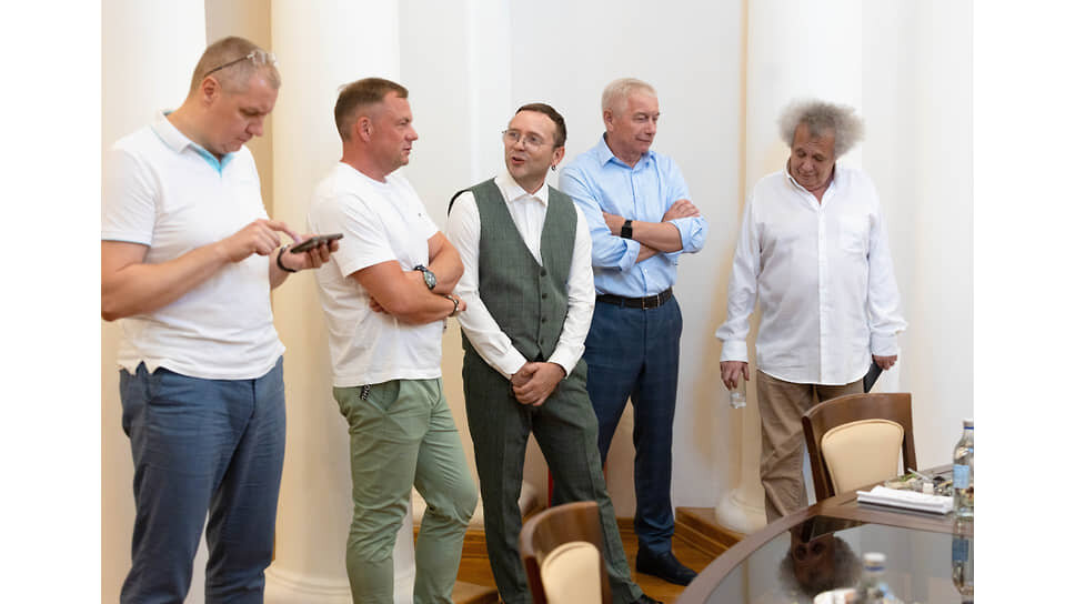 Слева направо: исполнительный директор компании Forum Group Максим Шабуров, директор Свердловского областного фонда поддержки предпринимательства Валерий Пиличев, главный редактор ИД «Коммерсантъ-Урал» Николай Яблонский, генеральный директор Строительной компании «Стройтэк» Владимир Копылов и директор фестиваля Ural Music Night Евгений Горенбург перед началом церемонии.📷Фото: Марина Молдавская / Коммерсантъ