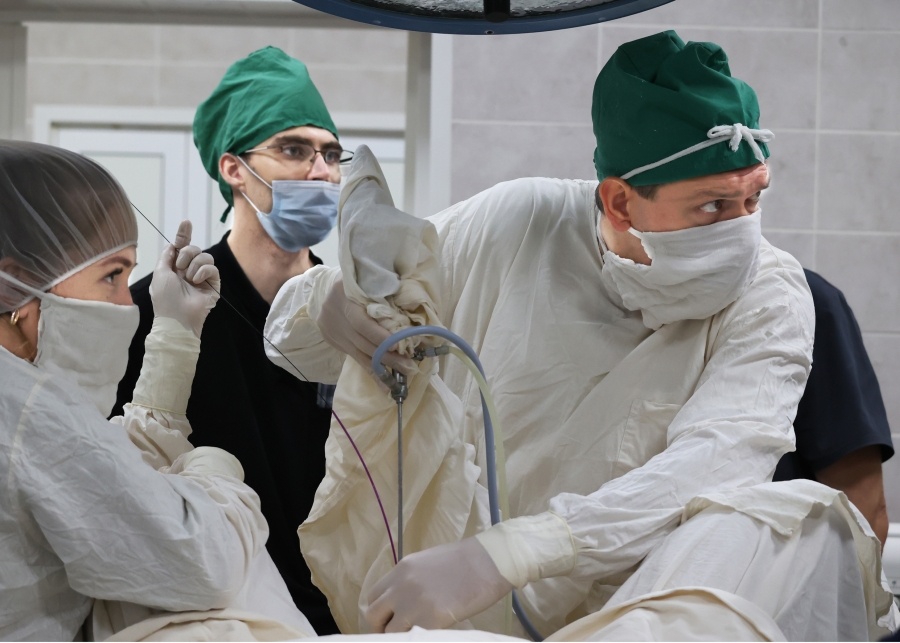 Операцию проводит главный врач городской клинической больницы № 11 Роман Васин