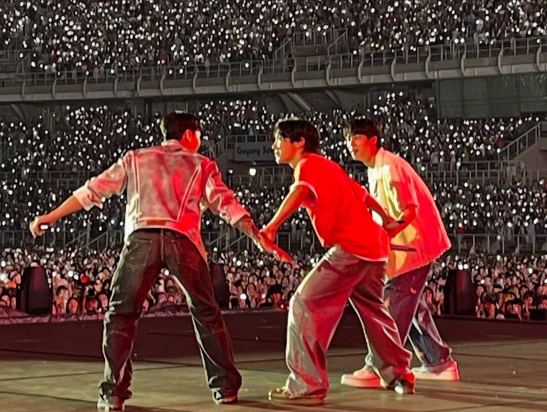 Трое на сцене..