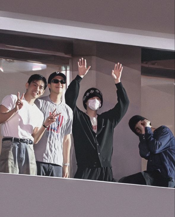 Четверо в зале.