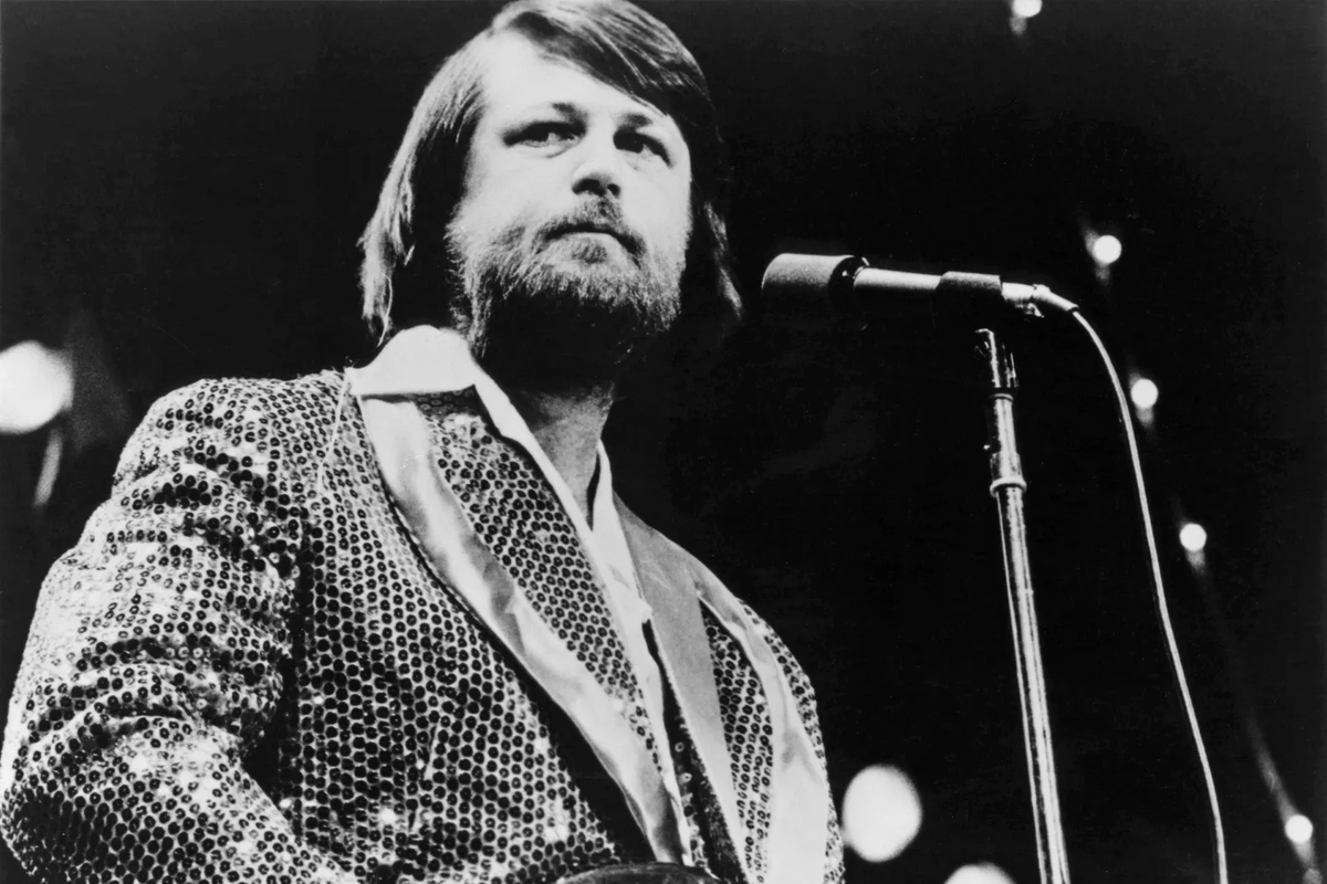 Брайан Уилсон на сцене в 1976 году. Фото: Redferns/Getty