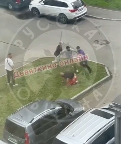 Момент избиения попад на камеру. Скрин видео "Русская община". 