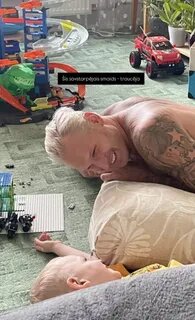    Янис Тимма с сыном, фото: соцсети