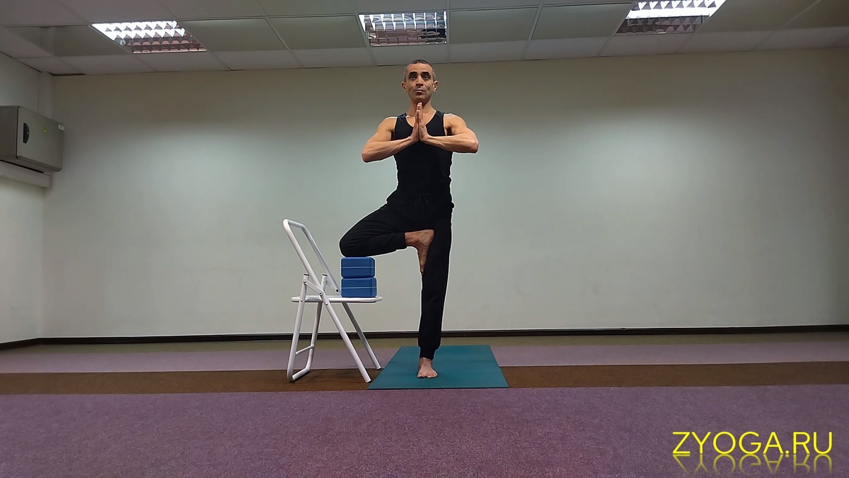 Поза Дерева №1 и №2 на стуле для йоги Айенгара