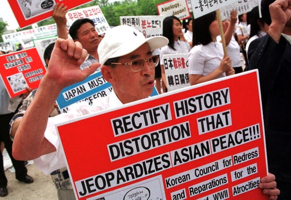 Корейцы подсчитали, что в японских учебниках 126 искажений фактов. И вышли на пикет