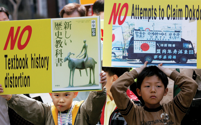 Кстати, это аналогичный простест из 2005 года. Корейцы против японских учебников по истории