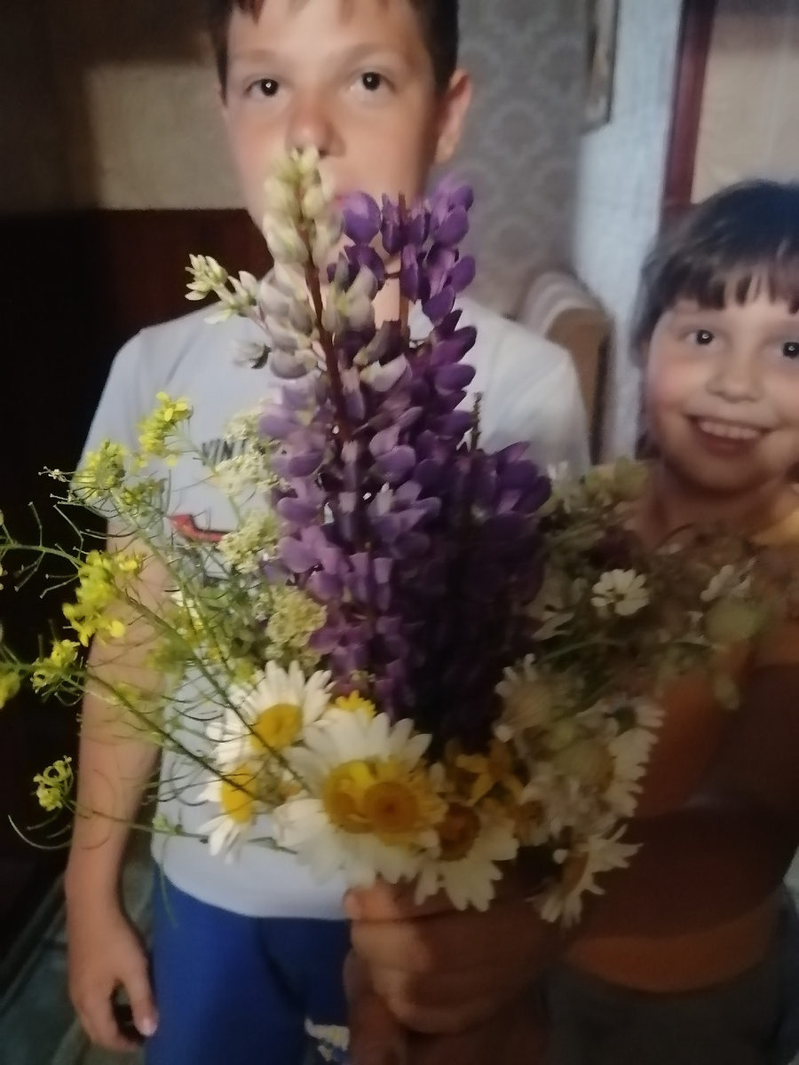 Букеты от детей - не редкое дело. Балуют маму) 