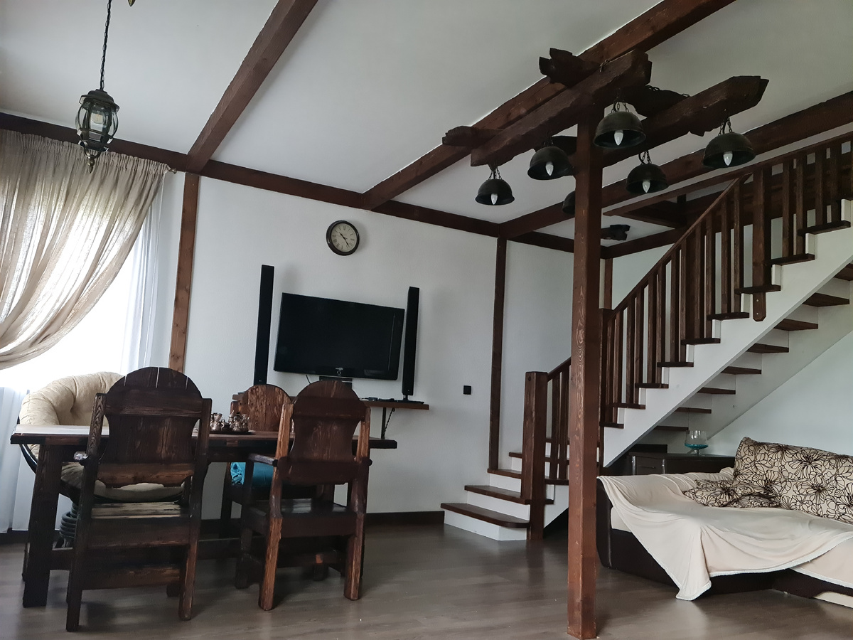 Деревянная декоративная расладка помогает интерьеру выглядеть дороже и скрывает проблемы в шпатлеровке