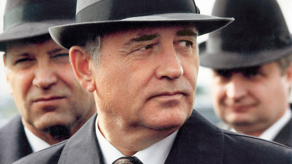 Одной из причин ослабления социалистической власти стала политика «гласности» — открытости в деятельности государственных органов и учреждений и свободы информации. Ее провозгласил генсек ЦК КПСС Михаил Горбачев. Цензура ослабла, СМИ стали свободнее в выражениях, также начали реабилитировать жертв репрессий. Речь Горбачева о гласности, которую крутили по ТВ, стала символом начала перемен, хотя едва ли советские граждане могли представить, что спустя пять лет Советского Союза больше не будет.📷Фото: Борис Бабанов / Фотоархив журнала «Огонёк»