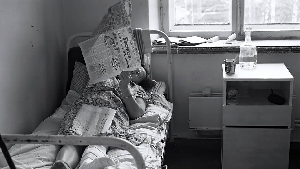 На фоне этой «открытости» советское руководство впервые официально заявило об экономическом спаде. Это произошло на заседании Политбюро ЦК КПСС в январе 1989 года. Впрочем, связывать объявление Перестройки и кризис не стоит, так как предпосылки к нему были и ранее, в «период застоя». В особенности экономическому спаду способствовало падение цен на нефть в 1986 году, расходы на войну в Афганистане, помощь странам соцлагеря и социалистической ориентации. Кризис привел к сокращению производства промышленной и сельскохозяйственной продукции и уменьшению доходов населения. Из-за дефицита товаров в регионах стали отпускать продукты по талонам, что вызвало социальное недовольство. Постепенно люди стали выдвигать не только экономические, но и политические требования. Политика гласности сработала не в пользу власти: происходящее могли вполне открыто критиковать, а республиканские лидеры, выдвигающие идеи децентрализации, стали находить все больше сторонников. Экономика, по сути, подтолкнула страну к политической трансформации и суверенитету республик.📷Фото: Владимир Воробьев / МАММ / МДФ / russiainphoto.ru