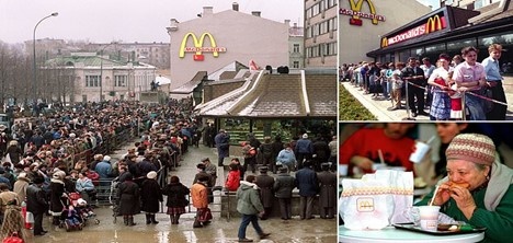 Очередь в Макдоналдс 1990 год Фото из открытого доступа