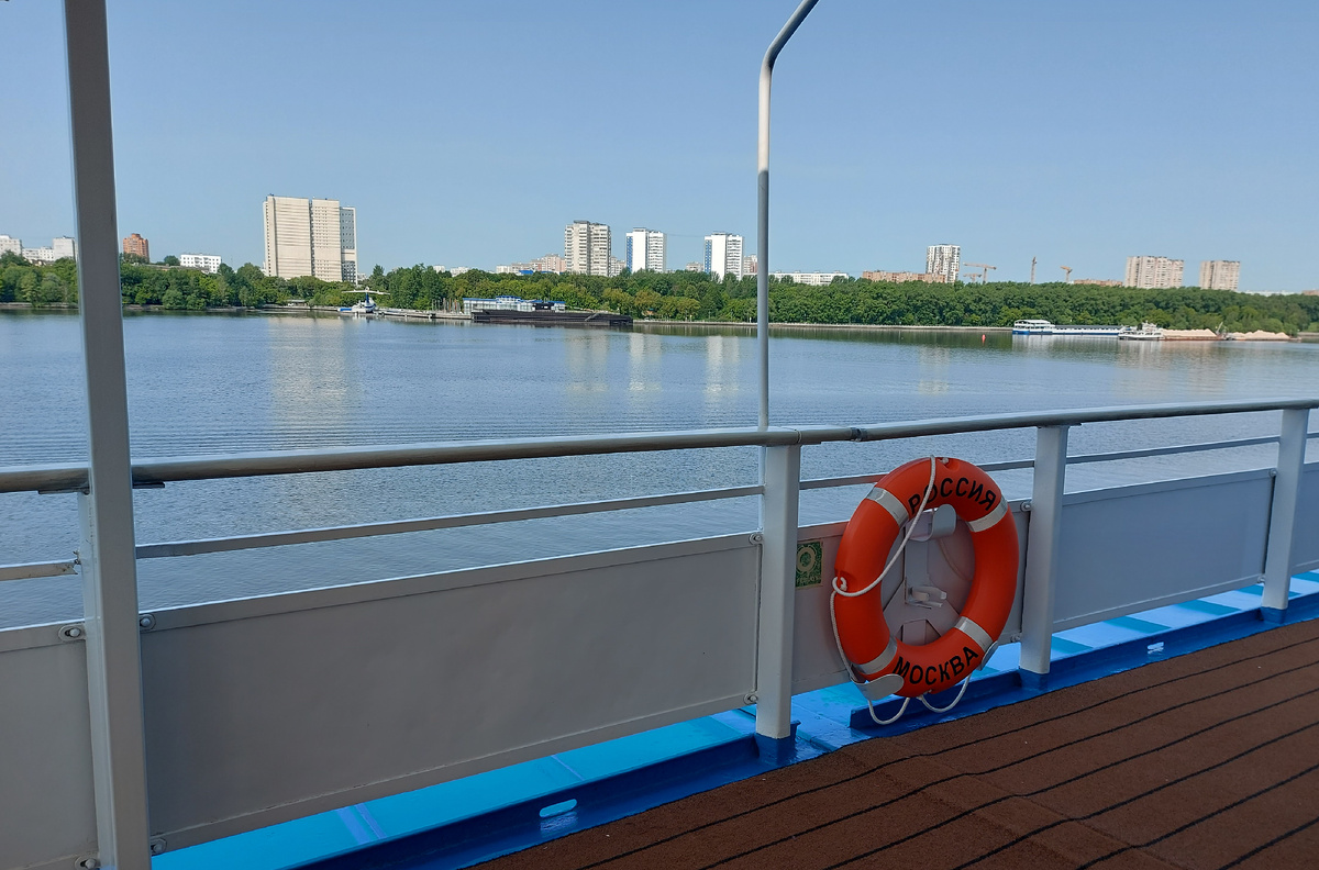 Город ещё рядом, но уже чувствуешь, как постепенно переключается ритм, с городского на речной.

