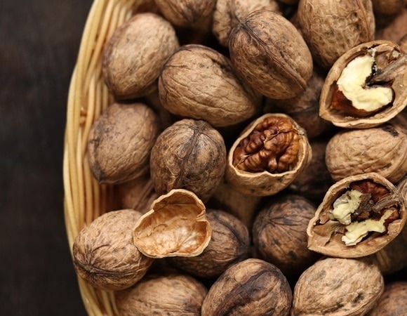 Выкидываете скорлупу от грецких орехов? А зря — польза от нее существенная