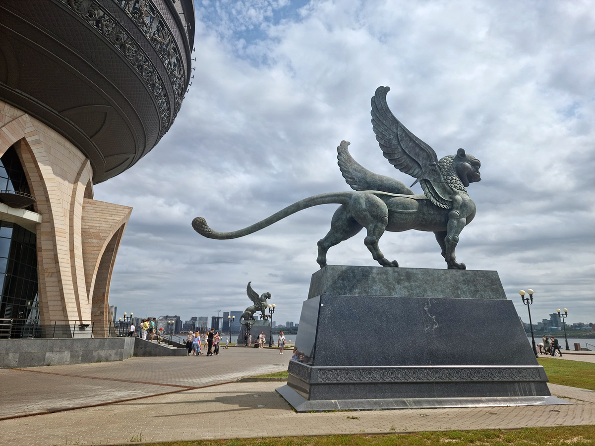 Пара крылатых барсов у Центра семьи «Казан». Казань. Республика Татарстан.
