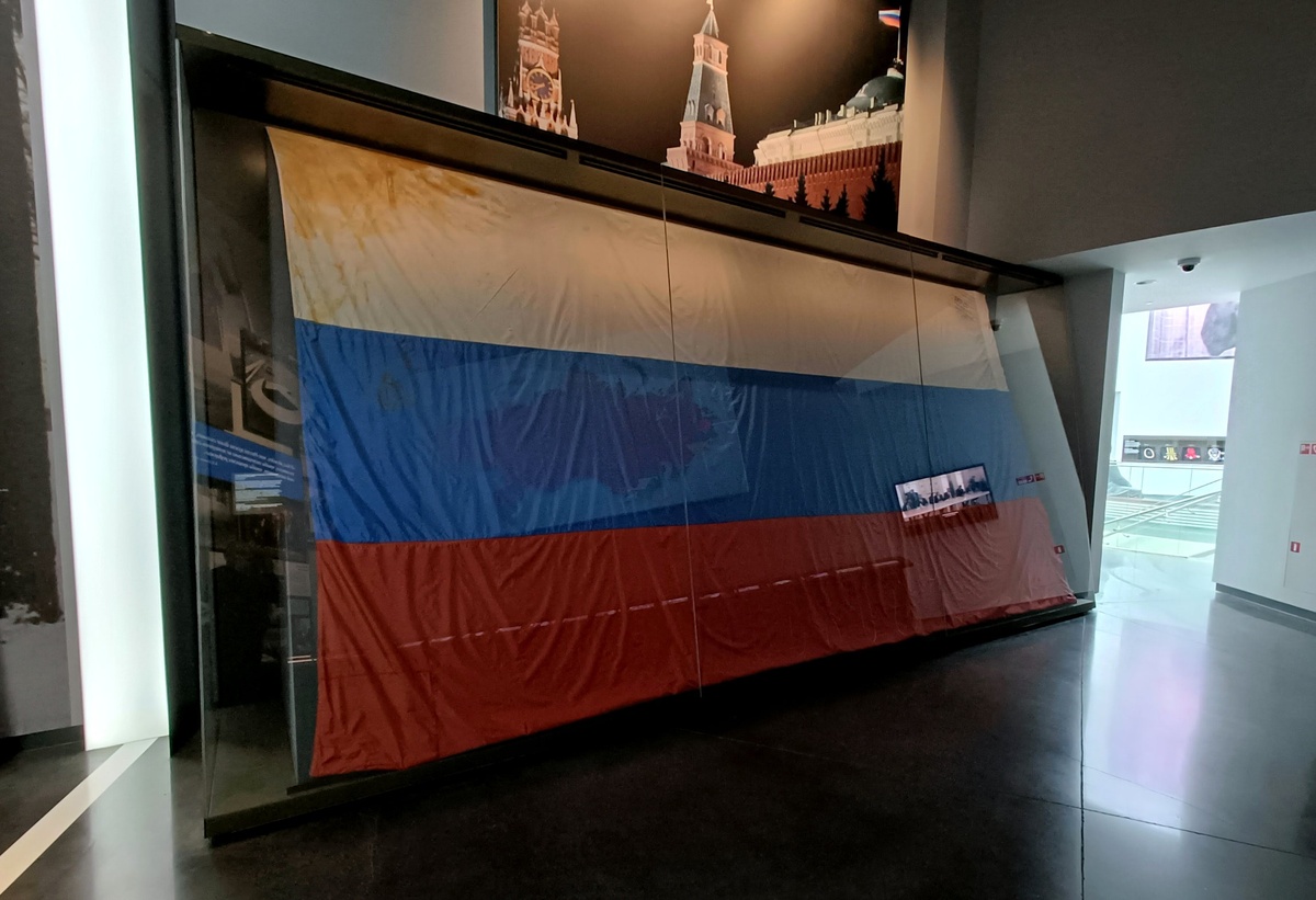 Флаг, поднятый над Кремлём 25 декабря 1991 года – уникальный экспонат Ельцин-центра. Фото из поездки в Свердловскую область в апреле – мае 2023 года