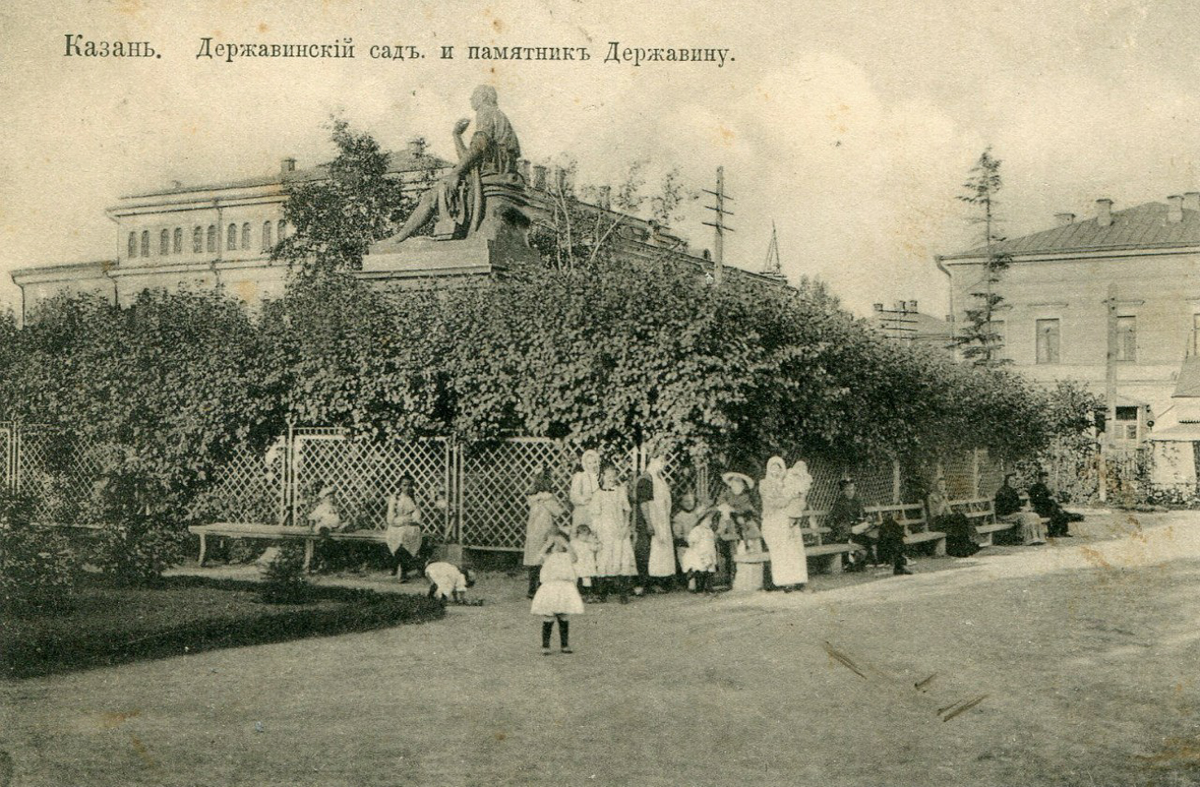 Дети с нянями в Державинском саду Казани (совр. площадь Свободы). Фото: https://chronograph.livejournal.com
