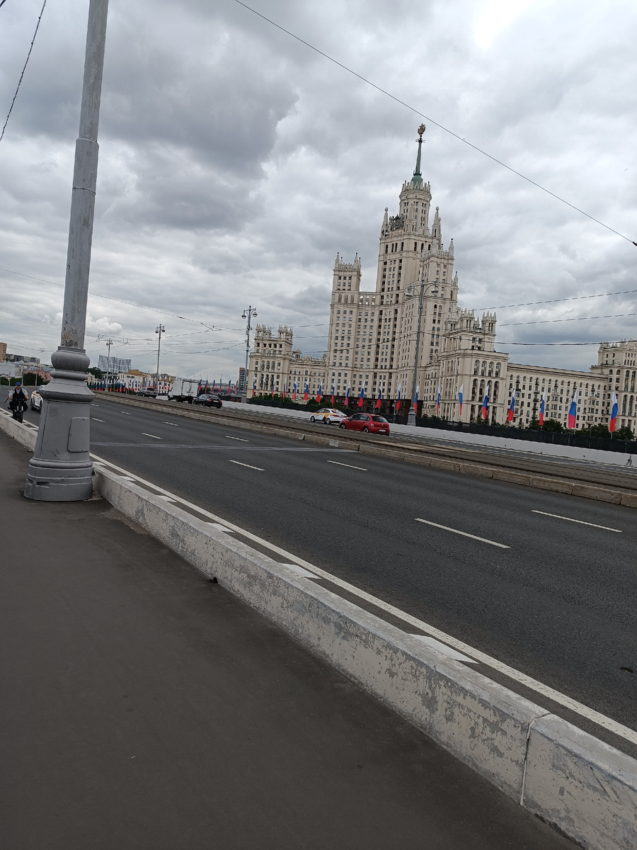 Дом на Котельнической набережной. Он жилой!!! А мы думали, это вокзал. Или, на худой конец, университет)