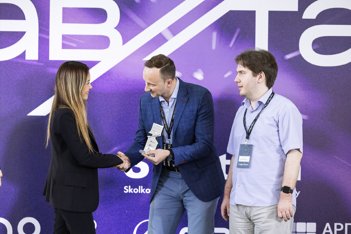 Представители проекта Expert Opinion AI получают награду за победу в премии "Гравитация"