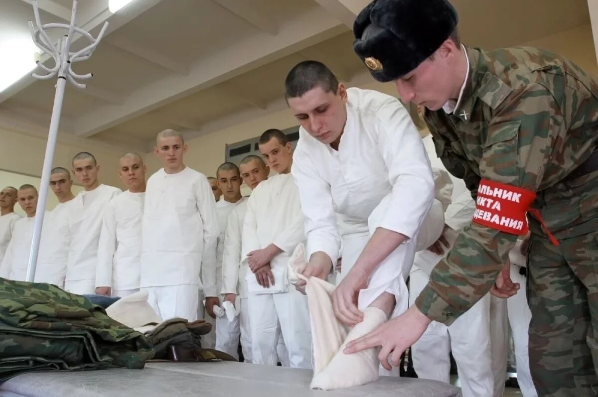    В Росгвардии принято решение об отказе от них в пользу носков. В армии это сделали ещё раньше.