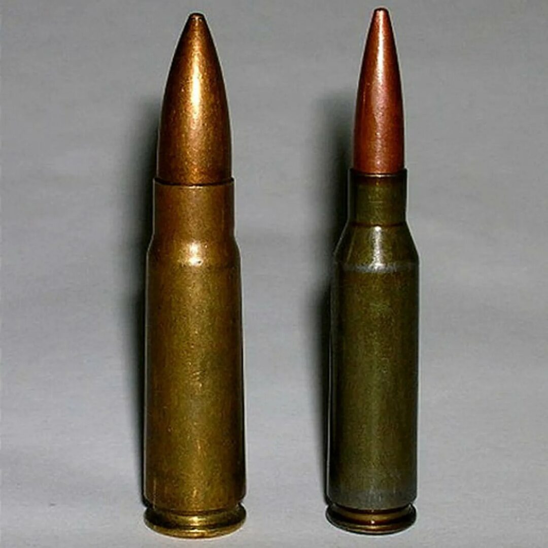 Наглядное сравнение 7.62х39 слева и 5.45х39 справа