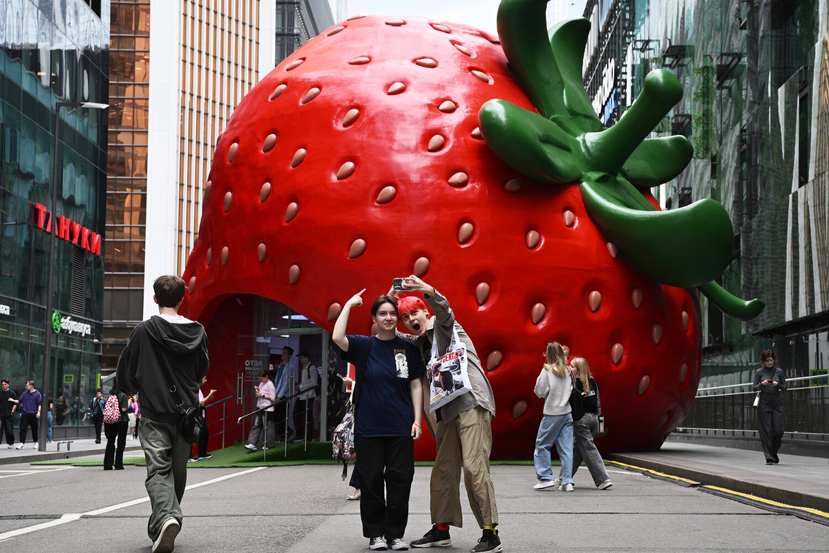 Посетители фотографируются на фоне арт-павильона "Ягода" в форме огромной клубники на территории делового центра "Москва-сити", 11 июня 2025 года ©Кирилл Зыков/РИА Новости  📷