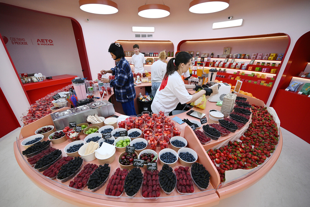 Внутри арт-павильона "Ягода" в форме огромной клубники на территории делового центра "Москва-сити", 11 июня 2025 года ©Кирилл Зыков/РИА Новости  📷