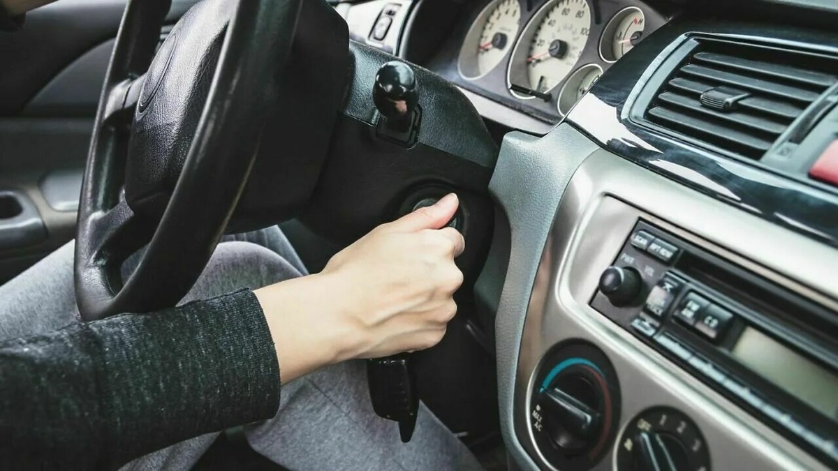 Фото заимствовано - https://www.avtovzglyad.ru/sovety/ekspluataciya/2020-06-07-pochemu-pri-vkljuchenii-zazhiganija-na-pribornoj-paneli-zagorajutsja-vse-indikatory/