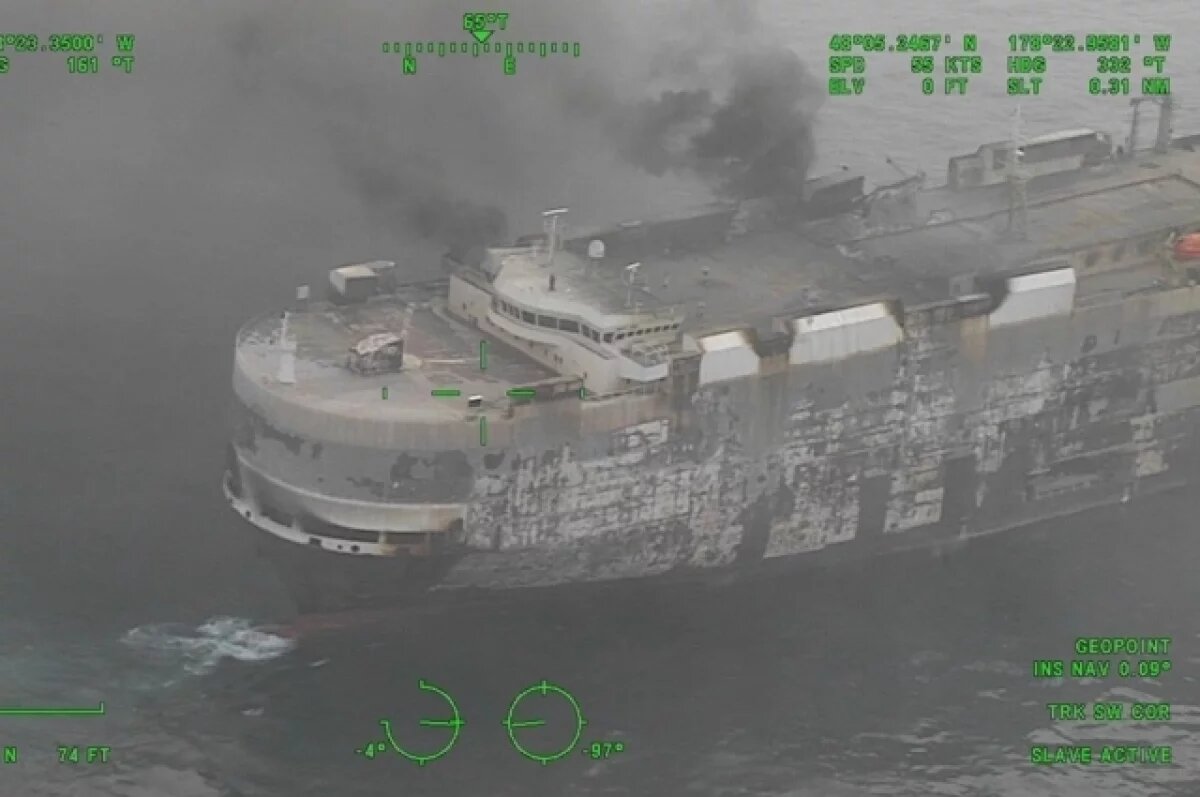    В Тихом океане продолжает гореть судно Morning Midas с тысячами машин