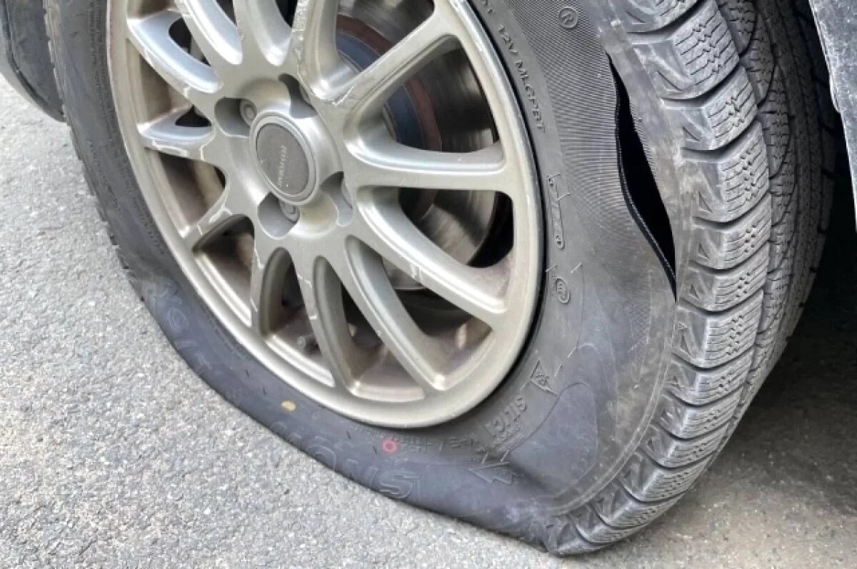    Полиция Находки ищет мужчину, порезавшего шины у машины местной журналистки