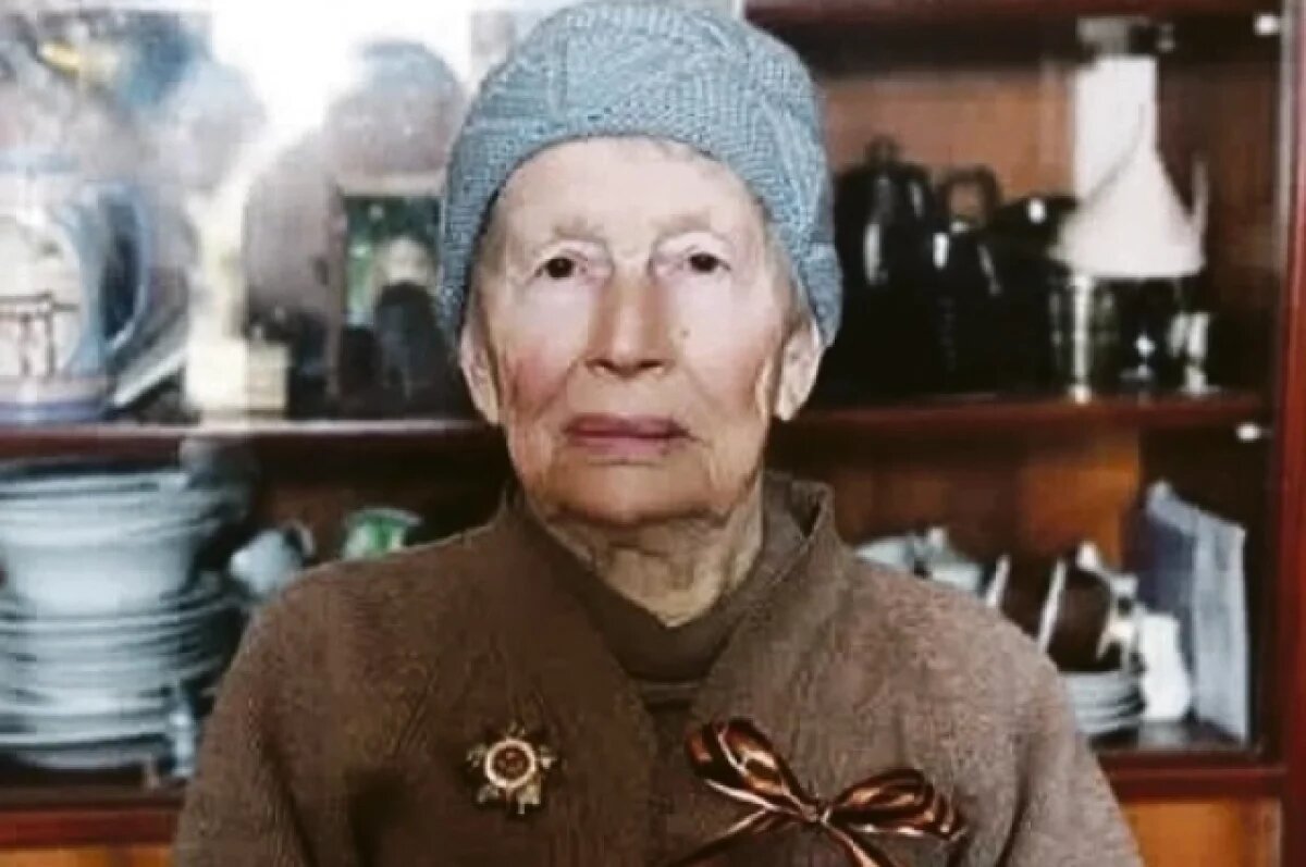    Анна Бархатова пошла на фронт добровольцем.