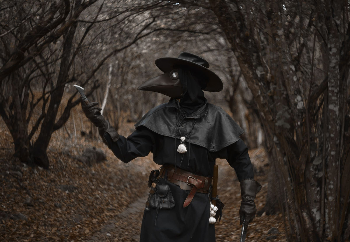 Знаменитые чумные доктора носили черный цвет. Он и до них и после еще долго считался стандартом среди медиков