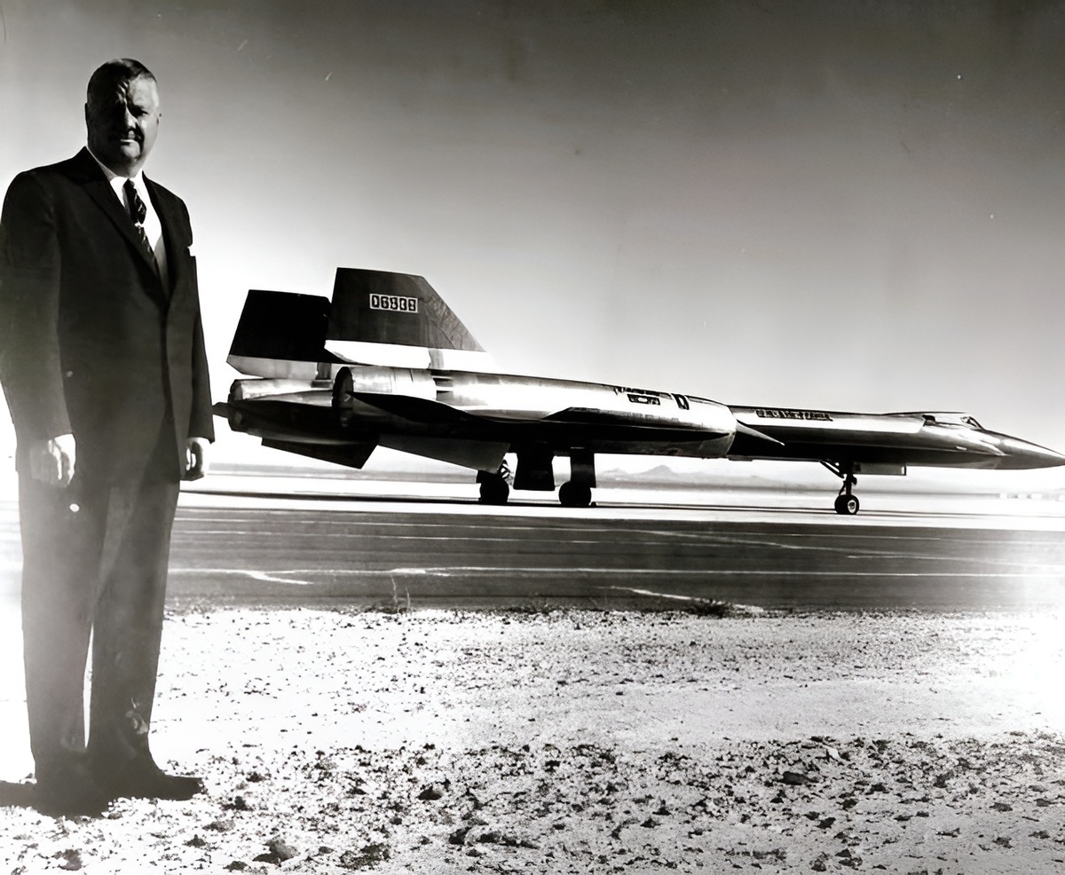 Кларенс Л. «Келли» Джонсон и его машина Lockheed YF-12A Blackbird (серийный номер 60-6936) 