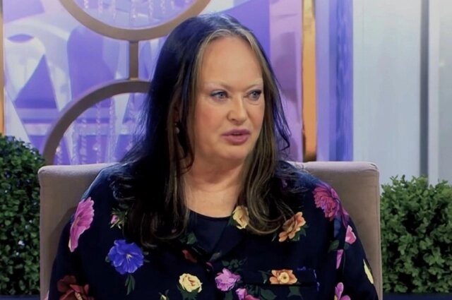    Зрители отметили, что новый образ придает актрисе возраст. Фото: кадр видео/ Первый канал / «Давай поженимся»