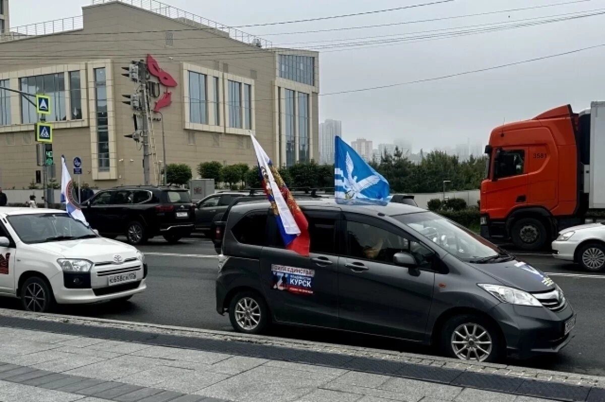    Колонна отправилась в путь c Корабельной набережной.