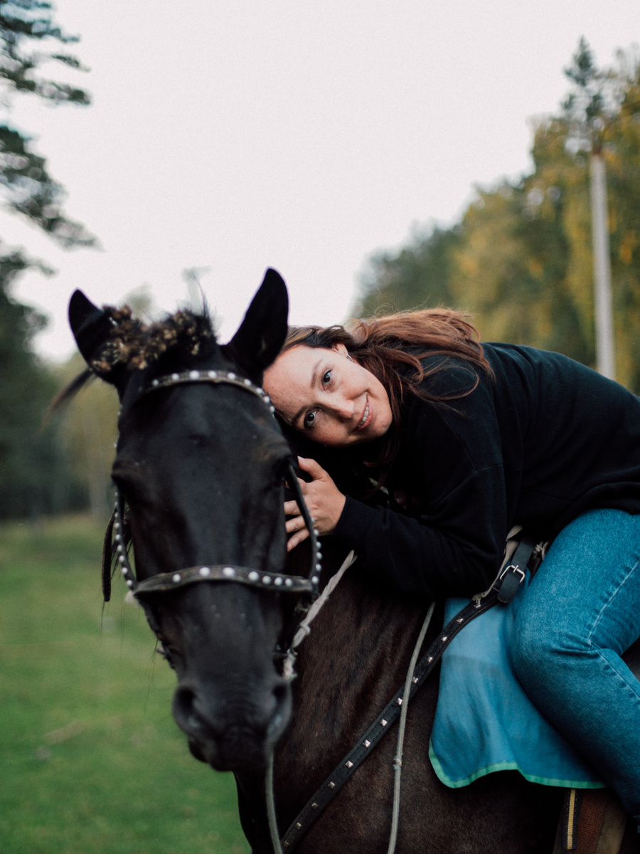 На Алтае я впервые села на лошадь. Мой конь Дракон, мужчина с характером, он облазил все кусты в поисках вкусных ягод и вообще вел себя достаточно дерзко. Но этому красавчику я все простила :)