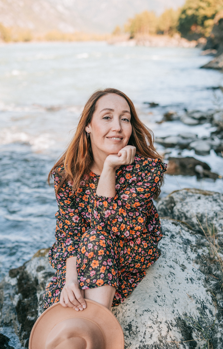 Я на Алтае на фоне бирюзовой Катуни. Сначала я не понимала, почему Алтай считается энергетически сильным местом. А потом каак поняла...