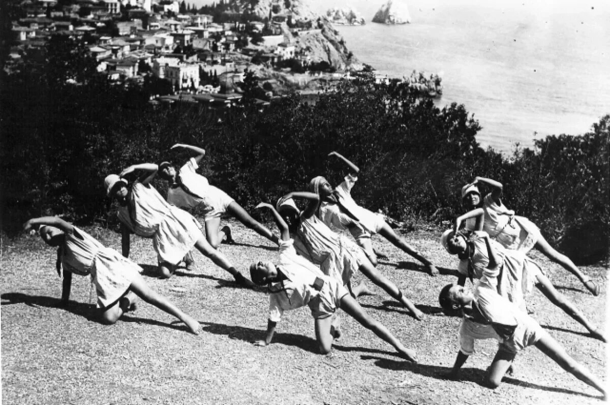    Артековцы на занятиях гимнастикой.