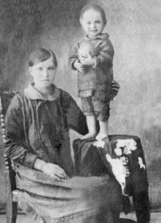 Василий Шукшин с мамой