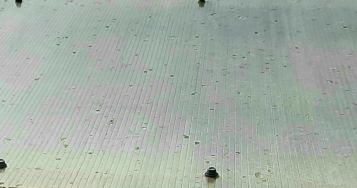 Фото автора. Поликарбонат 6мм - почти ровные отверстия.