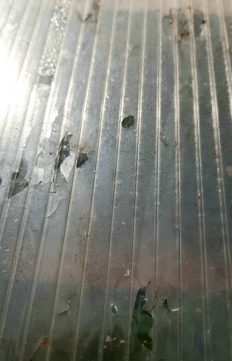 Фото автора. Поликарбонат 4 мм - рваные повреждения с многочисленными трещинами.