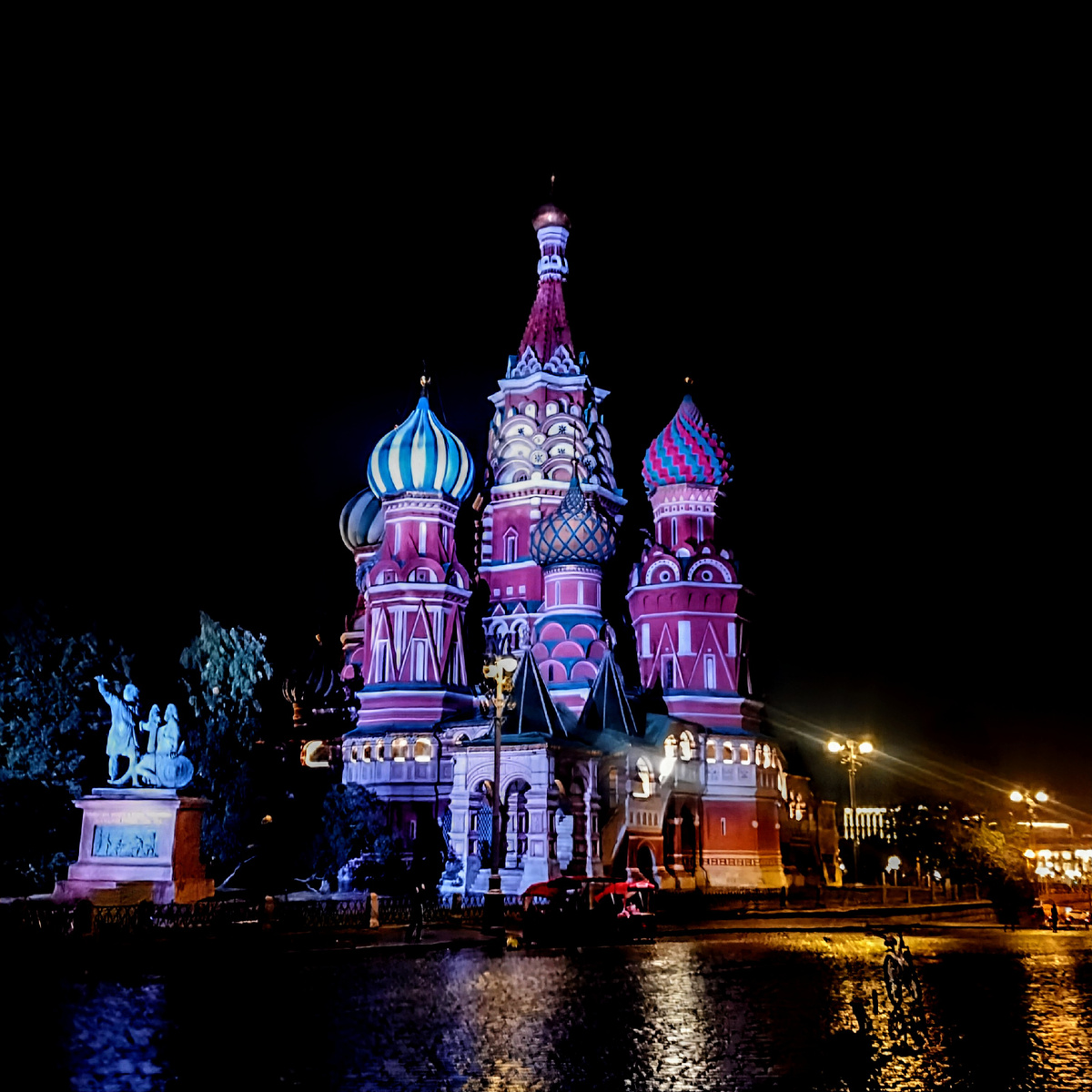 Москва - столица нашей Родины. На фотографии представлен храм Василия Блаженного. Второе название - Покровский собор. Фотография снята и отредактирована на смартфоне infinix X676C и принадлежит автору, если не указано иное. Историческая справка. Данный собор построили Барма и Постник. Когда царь Иоанн Васильевич Грозный спросил зодчих о строительстве такого же собора, те ответили, что смогут построить. И Иоанн Васильевич Грозный приказал зодчих ослепить. 