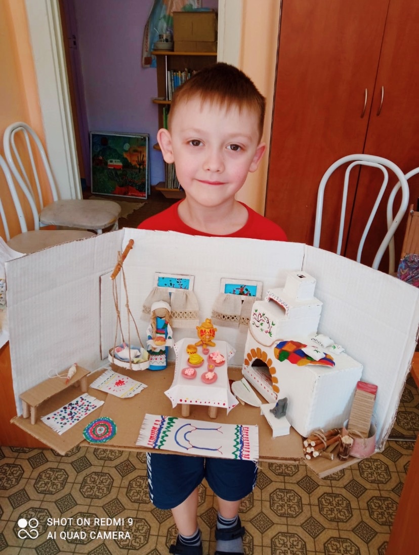 Защита проекта в детском саду на тему «Русская изба». Совместная работа по изучению макета.