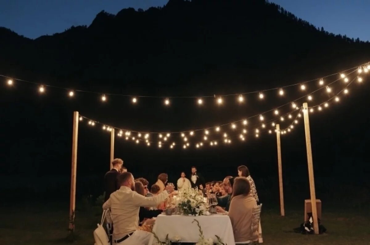    Без выкупа невесты и тамады.